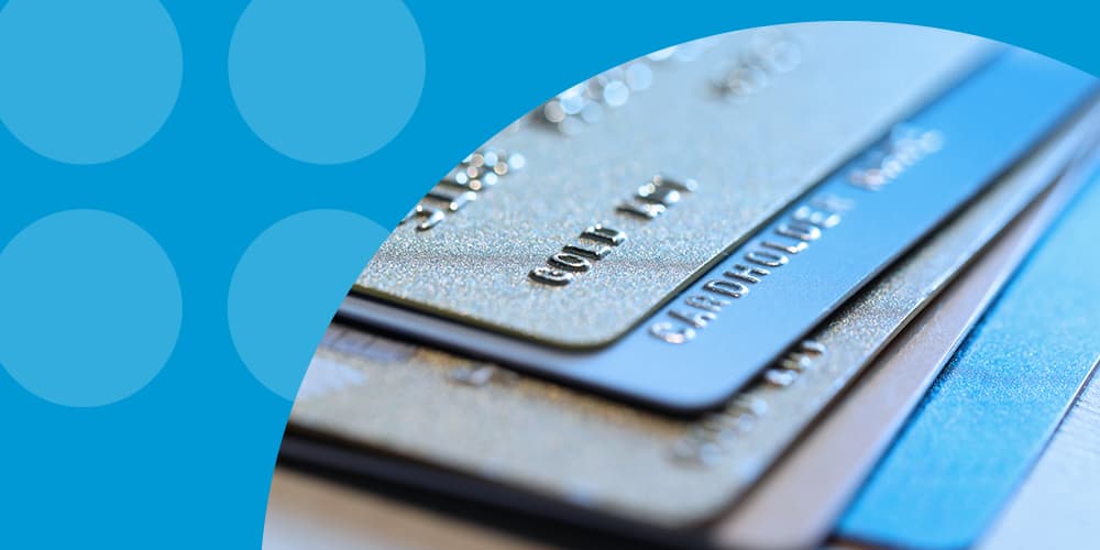 У чому різниця між дебетовими та кредитними картками?